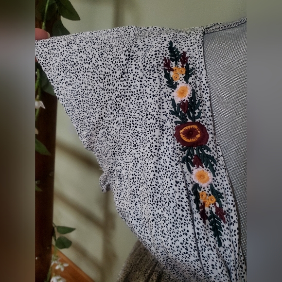 Floral embroidery top - Picture 2 of 6